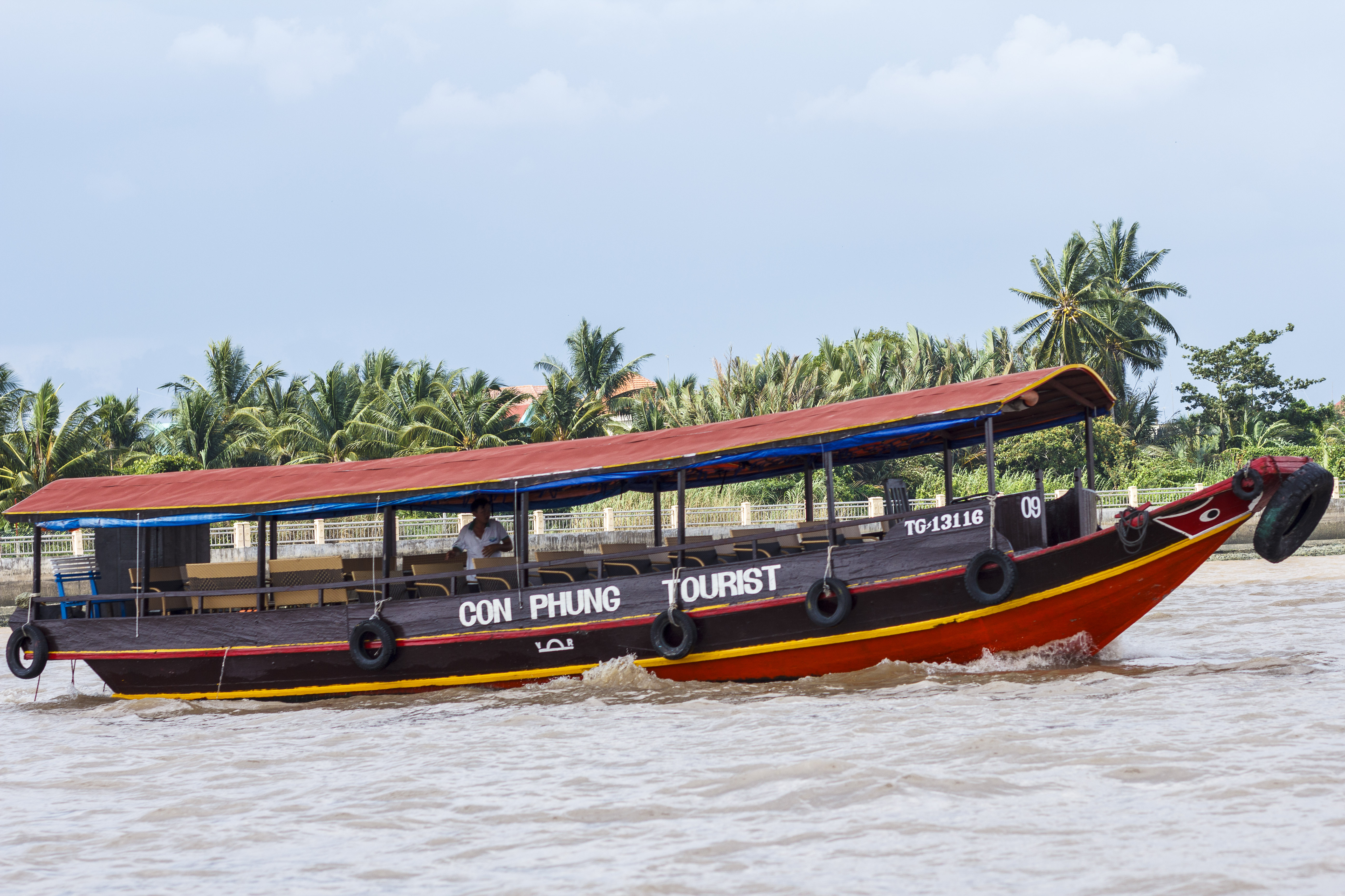 船着き場に到着・エンジンボートにてメコン川中洲へと移動